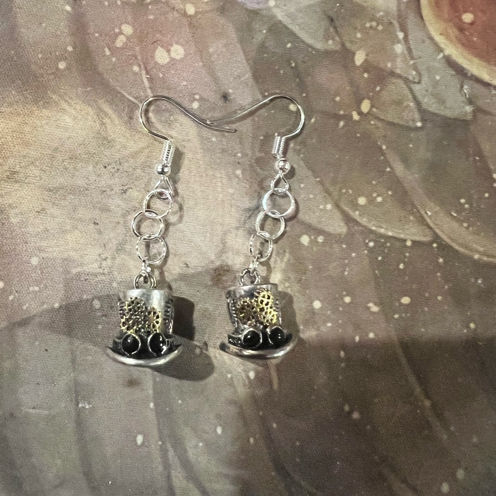 Steam punk top hat earrings